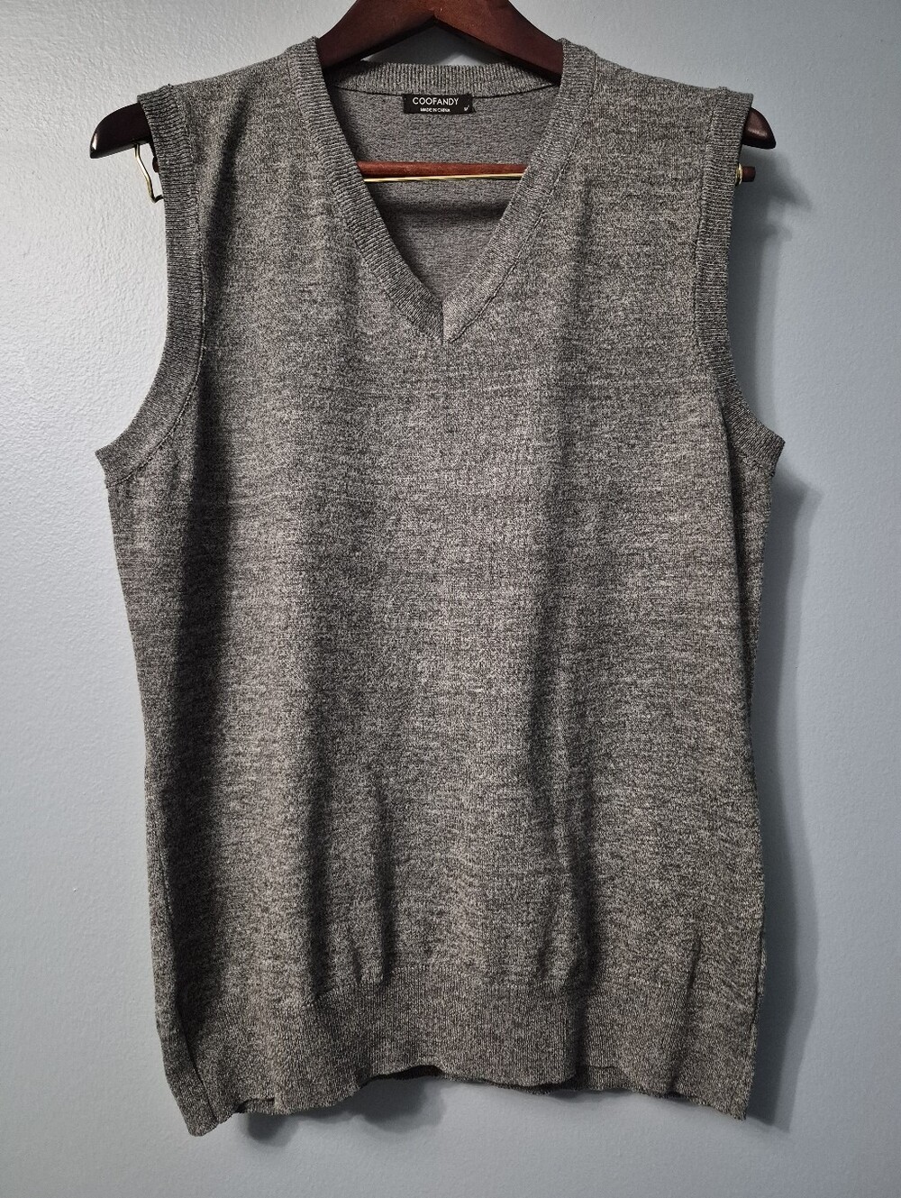 Men's Gray V-Neck Knit Sweater Vest, Medium